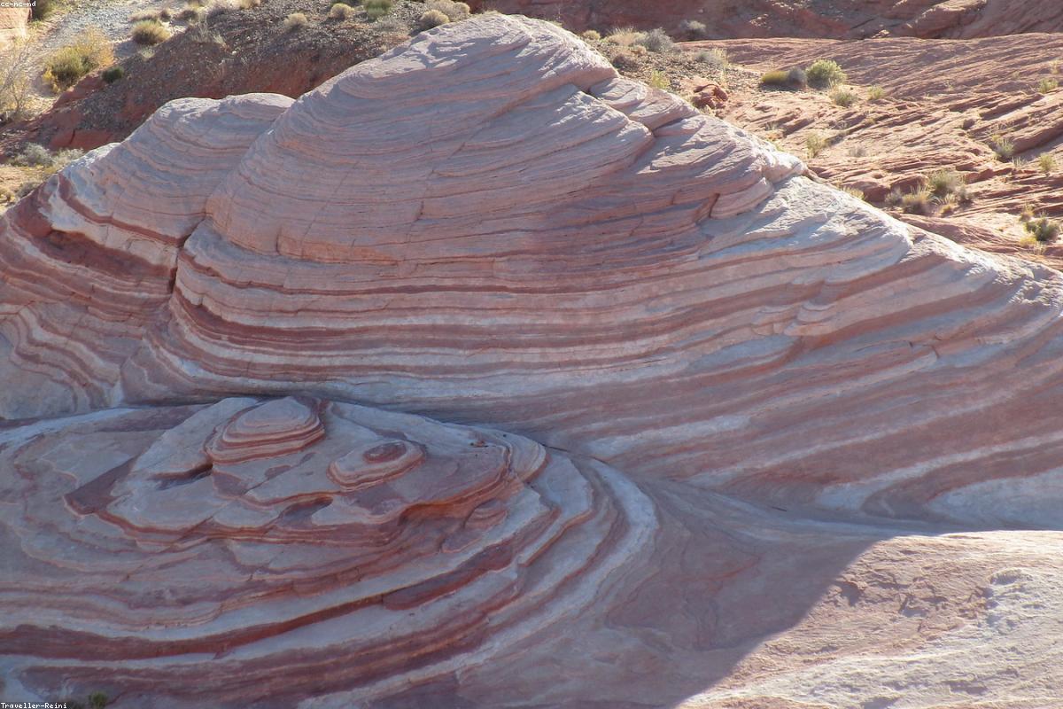 Tente légère montée en bivouac face à un lac de montagne